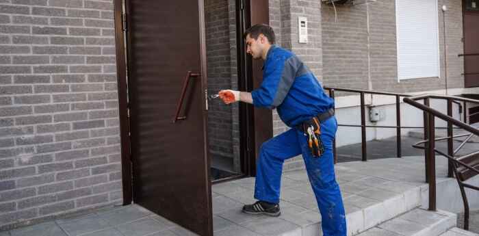 Когда требуется перекраска двери